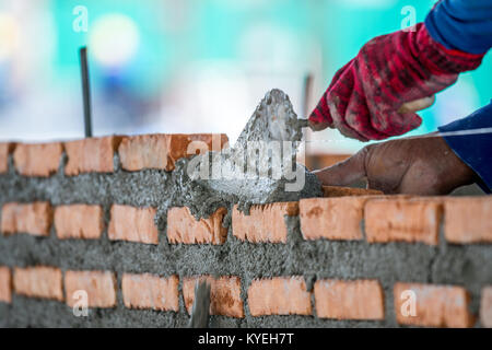 Bauarbeiter über Steine und Gebäude im Bau Stockfoto