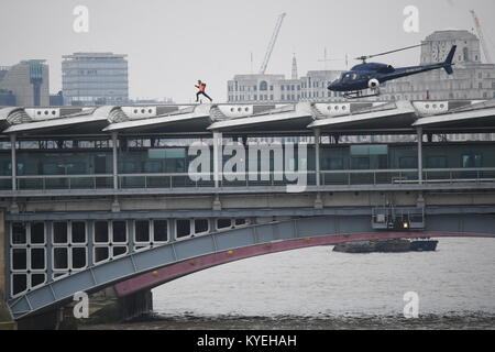 Ein Stunt Double läuft entlang der Blackfriars Bridge in London, während der Dreharbeiten für Mission Impossible 6. Stockfoto