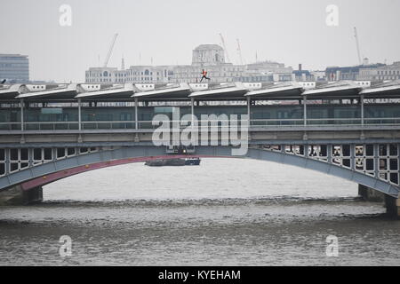 Ein Stunt Double läuft entlang der Blackfriars Bridge in London, während der Dreharbeiten für Mission Impossible 6. Stockfoto