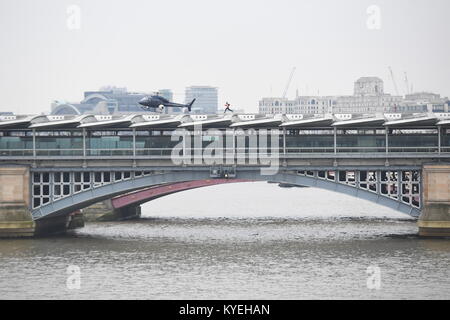 Ein Stunt Double läuft entlang der Blackfriars Bridge in London, während der Dreharbeiten für Mission Impossible 6. Stockfoto