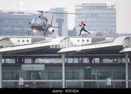 Alternative Kultur. Ein Stunt Double läuft entlang der Blackfriars Bridge in London, während der Dreharbeiten für Mission Impossible 6. Stockfoto