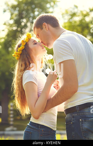 Junge glückliche Paar in Liebe im freien Stockfoto