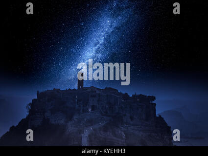 Altstadt von Bagnoregio in der Nacht mit der Milchstraße, Italien Stockfoto