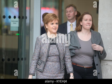 Erster Minister von Schottland und Leiter der Scottish National Party, Nicola Stör, verlässt den BBC-Studios nach Erscheinen auf "Die Andrew Marr Show' Stockfoto