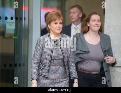 Erster Minister von Schottland und Leiter der Scottish National Party, Nicola Stör, verlässt den BBC-Studios nach Erscheinen auf "Die Andrew Marr Show' Stockfoto