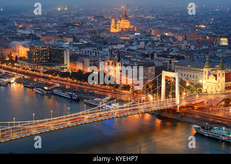 Budapest City Blick von oben bei Nacht Stockfoto