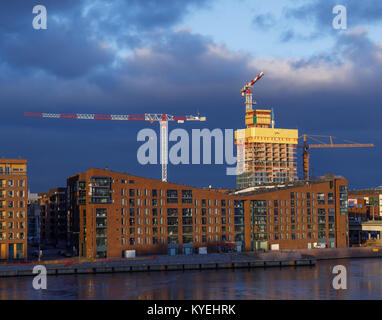 Hochhaus Redi im Bau mit einem Kran Neben dem in der neuen Kalasatama Wohn- und Geschäftsviertel von Helsinki, Finnland. Stockfoto