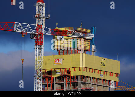 Hochhaus Redi im Bau mit einem Kran Neben dem in der neuen Kalasatama Wohn- und Geschäftsviertel von Helsinki, Finnland. Stockfoto