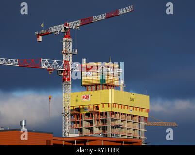 Hochhaus Redi im Bau mit einem Kran Neben dem in der neuen Kalasatama Wohn- und Geschäftsviertel von Helsinki, Finnland. Stockfoto