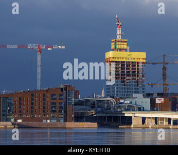 Hochhaus Redi im Bau mit einem Kran Neben dem in der neuen Kalasatama Wohn- und Geschäftsviertel von Helsinki, Finnland. Stockfoto