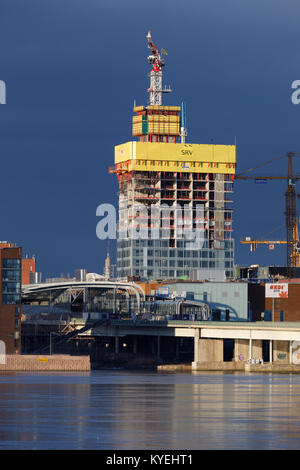 Hochhaus Redi im Bau mit einem Kran Neben dem in der neuen Kalasatama Wohn- und Geschäftsviertel von Helsinki, Finnland. Stockfoto