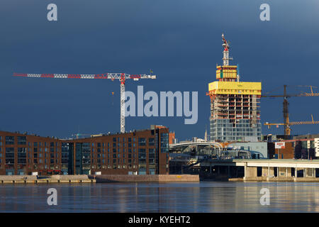 Hochhaus Redi im Bau mit einem Kran Neben dem in der neuen Kalasatama Wohn- und Geschäftsviertel von Helsinki, Finnland. Stockfoto