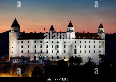 Burg von Bratislava (bratislavsky Hrad) leuchtet in der Dämmerung in der Slowakei, in Europa. Stockfoto