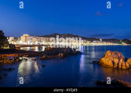 Lloret de Mar die Stadt in der Nacht an der Costa Brava in Katalonien, Spanien, an der Küste des Mittelmeers und dem Licht der Resort Skyline. Stockfoto