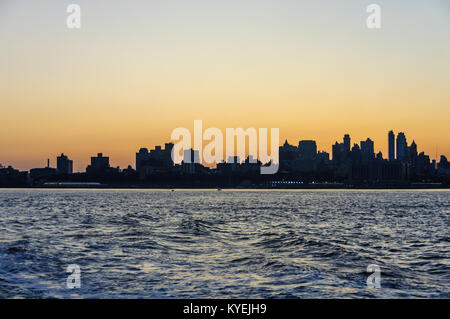 Bunter Himmel über Brooklyn vor Sonnenaufgang in New York, USA Stockfoto
