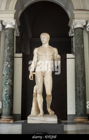 Neapel. Italien. Römische Skulptur der Doryphoros, aus Pompeji, Museo Archeologico Nazionale di Napoli. Neapel nationalen Archaeolgical Museum Stockfoto