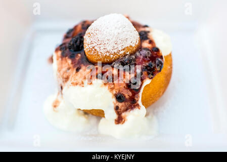 Leckere traditionelle rumänische Kuchen papanasi aus Marmelade und Käse Stockfoto