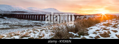 Sonnenuntergang über dem ribblehead Viadukt Anfang November Schnee Stockfoto