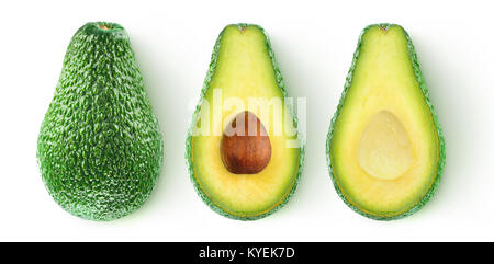 Isolierte Avocado. Ganze avocado Obst und zwei Hälften in einer Reihe auf weißem Hintergrund mit Freistellungspfad isoliert Stockfoto