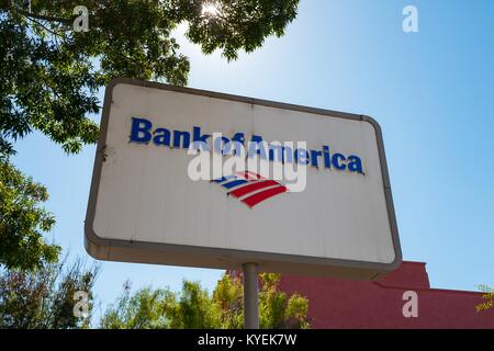 In der Nähe von Zeichen mit Logo für die Bank von Amerika Zweig in der Gourmet Ghetto (Norden Shattuck) Nachbarschaft von Berkeley, Kalifornien, 6. Oktober 2017. () Stockfoto