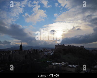 Aussicht auf das Edinburgh Castle und die Pentland Hills aus dem Scott Monument an der Princes Street, Edinburgh Stockfoto