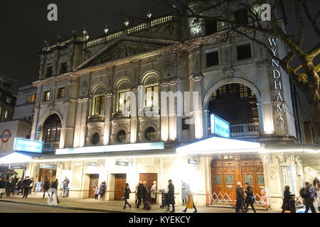 Vorderansicht des Wyndham's Theatre in London bei Nacht Stockfoto