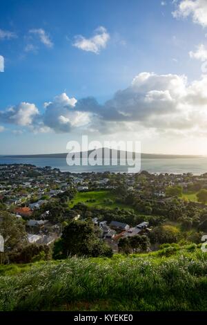 Rangitoto Island in der Ferne sichtbar, unter einem strahlend Sonnenaufgang am Gipfel des Mount Victoria in Auckland, Neuseeland, 11. Oktober 2017. () Stockfoto