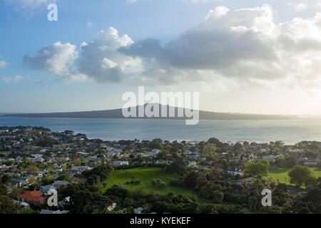 Rangitoto Island in der Ferne sichtbar, unter einem strahlend Sonnenaufgang, an der Spitze des Mt Victoria in Auckland, Neuseeland, 11. Oktober 2017. () Stockfoto