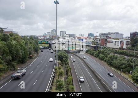 Autos fahren auf der Autobahn in Richtung Stadtzentrum von Auckland, Neuseeland, 11. Oktober 2017. () Stockfoto