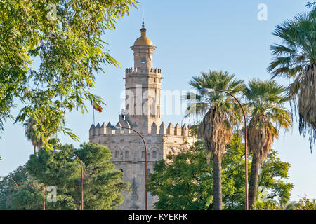 Sevilla Spanien DENKMAL TORRE DEL ORO ODER TURM VON GOLD AM UFER DES FLUSSES GUADALQUIVIR UMGEBEN VON PALMEN Stockfoto