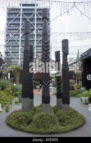 Maori Schnitzereien sind auf Anzeige an Gore Straße in der Innenstadt von Auckland, Neuseeland, 10. Oktober 2017. () Stockfoto