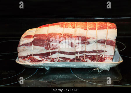 Das Marinieren von Fleisch auf Prime Rib, Ungekochte Prime Rib, Hausaufgaben Stockfoto