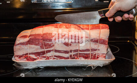 Das Marinieren von Fleisch auf Prime Rib, Ungekochte Prime Rib, Hausaufgaben Stockfoto