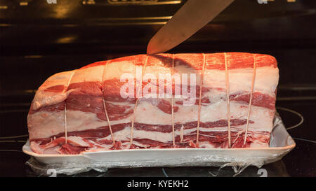 Das Marinieren von Fleisch auf Prime Rib, Ungekochte Prime Rib, Hausaufgaben Stockfoto