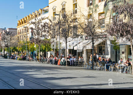 Sevilla Spanien typische Straße mit Cafés im Freien VOLL VON MENSCHEN Stockfoto