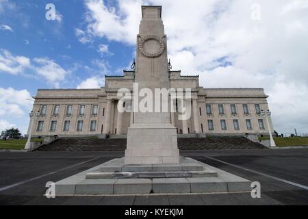 Denkmal außerhalb der Auckland War Memorial Museum mit Aufschrift "Die glorreichen Tot", in Auckland, Neuseeland, 11. Oktober 2017. () Stockfoto