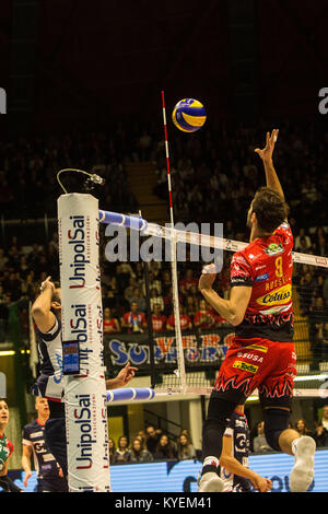 Aaron Russel #8 konkurriert während einer 1 Übereinstimmung zwischen Gi Group Monza v Sir Sicherheit Conad Perugia (Foto von Mairo Cinquetti/Pacific Press) Stockfoto