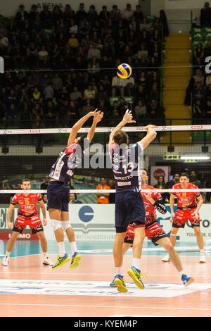 Thomas Beretta (R) zertrümmert auf Perugia Spieler (Foto von Mairo Cinquetti/Pacific Press) Stockfoto