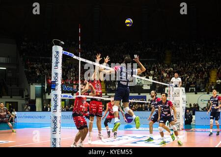 Plotnytskyi Oleg #17 konkurriert während einer 1 Übereinstimmung zwischen Gi Group Monza v Sir Sicherheit Conad Perugia (Foto von Mairo Cinquetti/Pacific Press) Stockfoto