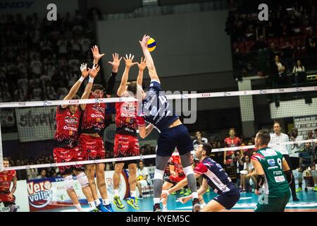 Dzavoronok Donovan #4 konkurriert während einer 1 Übereinstimmung zwischen Gi Group Monza v Sir Sicherheit Conad Perugia (Foto von Mairo Cinquetti/Pacific Press) Stockfoto