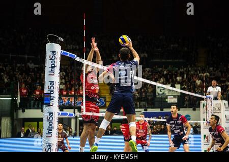 Plotnytskyi Oleg #17 konkurriert während einer 1 Übereinstimmung zwischen Gi Group Monza v Sir Sicherheit Conad Perugia (Foto von Mairo Cinquetti/Pacific Press) Stockfoto