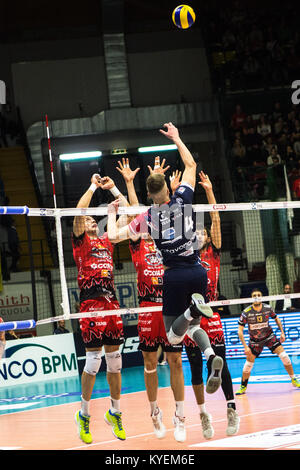 Dzavoronok Donovan #4 konkurriert während einer 1 Übereinstimmung zwischen Gi Group Monza v Sir Sicherheit Conad Perugia (Foto von Mairo Cinquetti/Pacific Press) Stockfoto