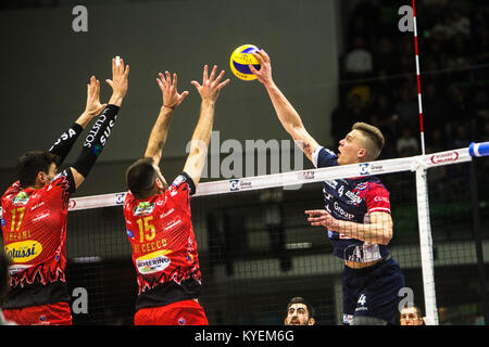 Luciano De Cecco #15 und Simone Anzani #17 konkurriert während einer 1 Übereinstimmung zwischen Gi Group Monza v Sir Sicherheit Conad Perugia (Foto von Mairo Cinquetti/Pacific Press) Stockfoto