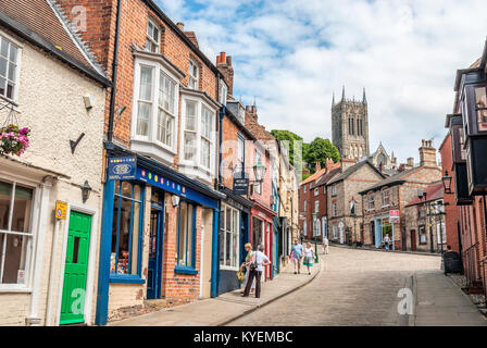 Steep Hill Gehweg, der durch die historische Altstadt von Lincoln, Lincolnshire, England geht Stockfoto