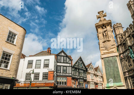 Kriegsdenkmal und historische Gebäude am Buttermarkt in Canterbury, Kent, England Stockfoto