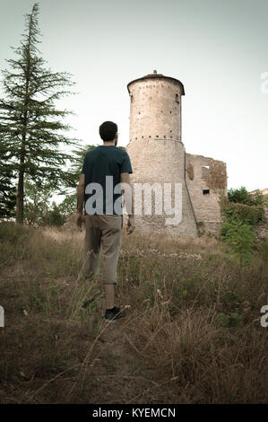 Man beobachtet eine alte Festung vor ihm, als eine Art Trotzreaktion. Italienische Schloss, in der Emilia Romagna Region platziert. Stockfoto