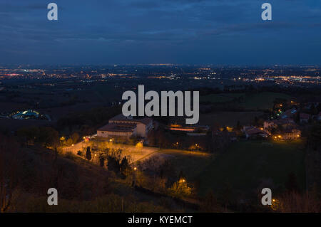 Kleine italienische Stadt namens Bertinoro, umgeben von Weinbergen, Wiesen, Zone der Produktion des traditionellen italienischen Rotwein Sangiovese, bei Nacht Stockfoto