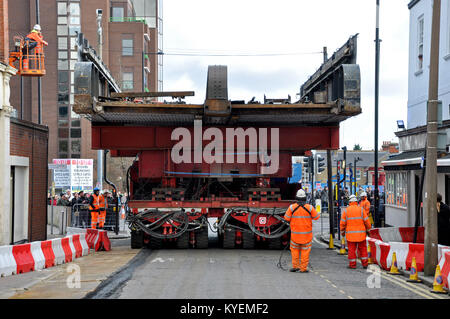 ALE-Engineering und Network Rail Ingenieure Transport der alten Eisenbahnbrücke entlang der High Street in Southend-on-Sea mit Modulares Transportsystem Stockfoto