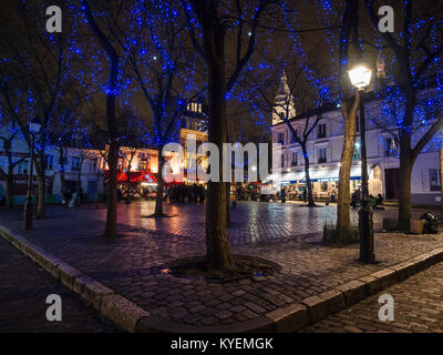 Nacht Blick auf den berühmten Platz der Künstler in Montmartre (Paris) und typische Restaurants mit Tischen im Freien, die es umgeben. Stockfoto