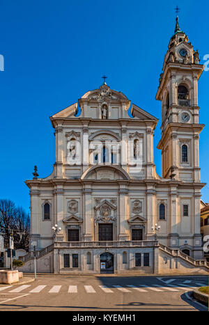 Italien Piemont Santena . Piazza della Libertà Parrisch Kirche SS. Pietro e Paolo Stockfoto